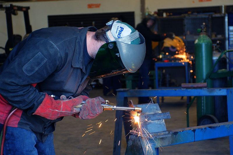 Газосварщик. Колледж сварщик. Курсы сварки. Сварщик ученик. Сварщик обучение.